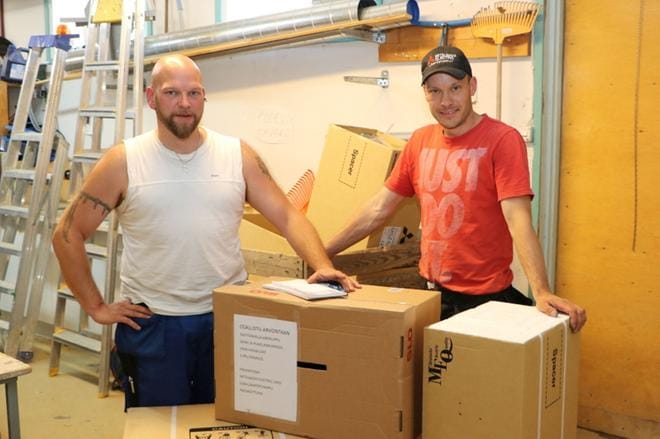 Pasi Mäki ja Antti Rantala arpoivat yrityksen 30-vuotisjuhlassa ilmalämpöpumpun asennuksineen. KUVA: AKSELI KANGAS