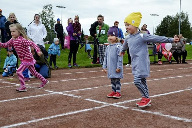 Pikkusisko Kerttu ja isosisko Piia Saarepuu osallistuivat 40 metrin juoksuun ja pallonheittoon. KUVA: ANU KARPPI