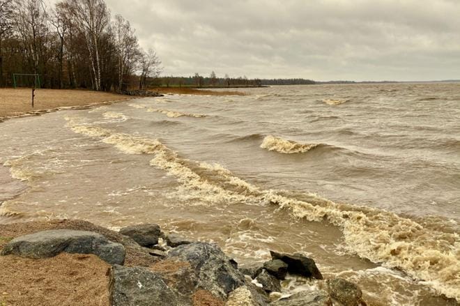 Aallot alkoivat voimistua Kustaanlinnan uimarannalla Vaasassa maanantaina keskipäivällä. Lukijan kuva: Christian Nylund