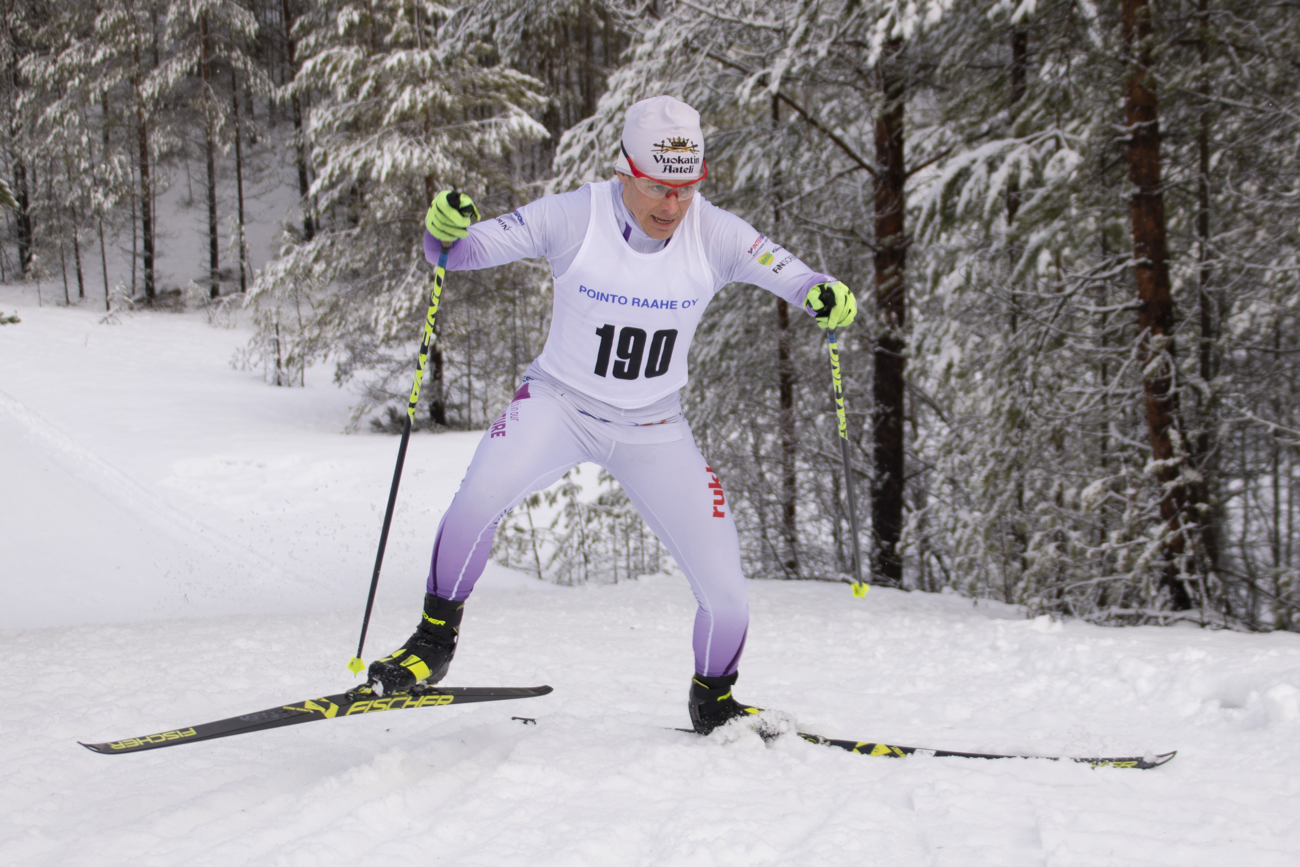 Miesten kympillä käyttiin tiukka kisa kirkkaimmista mitaleista. Päivän nopein oli Vuokatti SkiTemin Tino Tiilikainen aikaan 23:43,2.