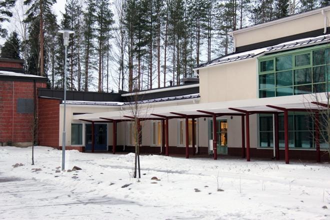 Pihan kuivatus uusitaan kesällä välituntileikkipaikkojen rakentamista varten. Kuva on viime vuodelta. KUVA: MIA KÄRKKÄINEN
