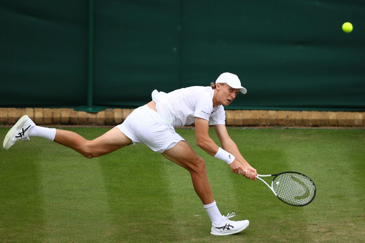 Emil Ruusuvuori hävisi Wimbledonin turnauksessa kaksinpelin 2. kierroksen ottelunsa hollantilaiselle Botic van de Zandschulpille. LEHTIKUVA/AFP
