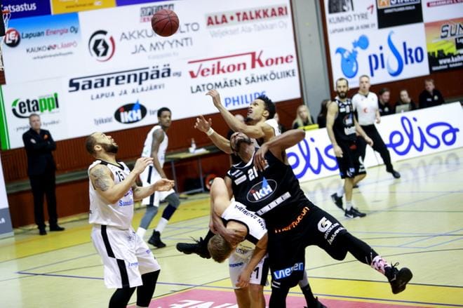 Karhun Devonne Giles ja Kobrien Dom Morris, Marius Van andringa sekä Damon Williams ovat vastakkain tänäänkin, kun Korisliigan pudotuspelit alkavat. Kuva: Jaakko Elenius