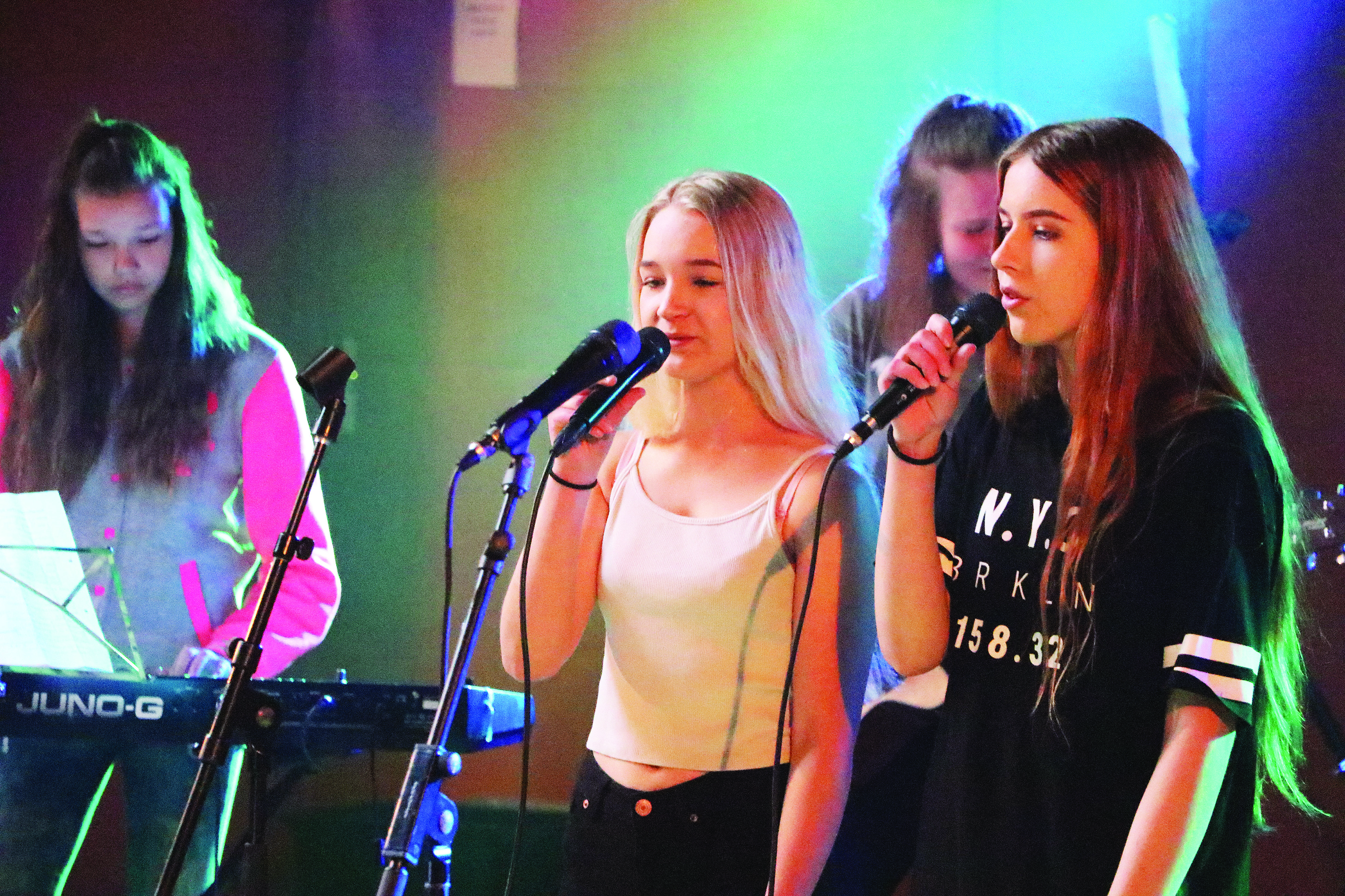 Jenna Tapio, Katri Laukkanen, Kaisa Alaraappana ja Adele Väyrynen musisoivat Kirkkomännikön koulun bändikonsertissa.