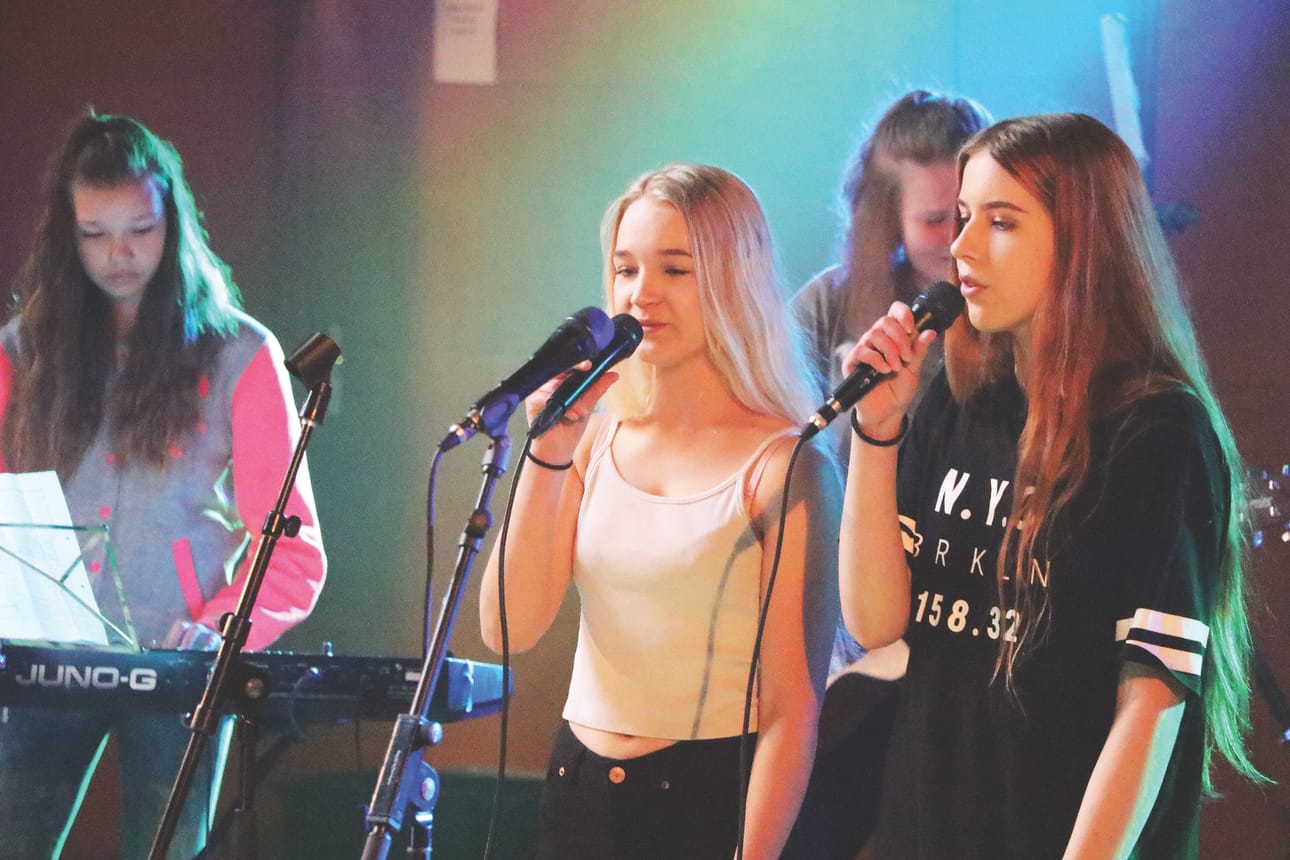 Jenna Tapio, Katri Laukkanen, Kaisa Alaraappana ja Adele Väyrynen musisoivat Kirkkomännikön koulun bändikonsertissa.