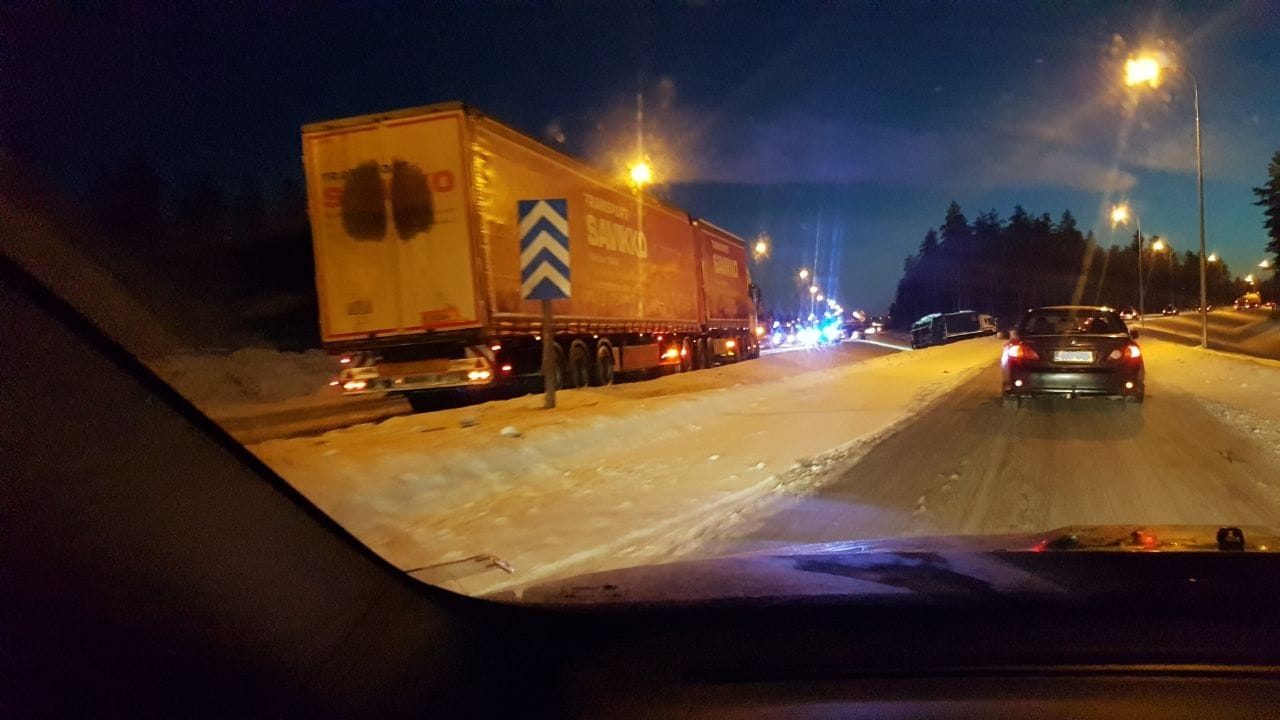 Onnettomuus tapahtui nelostiellä Haukiputaan rampin läheisyydessä.