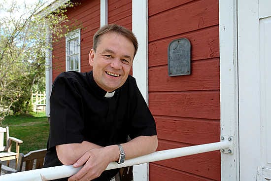 Kirkkoherra Kari Tiirola ja muut haapajärviset voisivat vastaisuudessa nojata kiirehtimättä vaikkapa porraskaiteisiin Pikkupappilan pihapiirissä, jos Haapajärvestä tulisi Cittaslow-kaupunki. Sellaisen kaupungin elämänmenoon ei kuulu hötkyily.