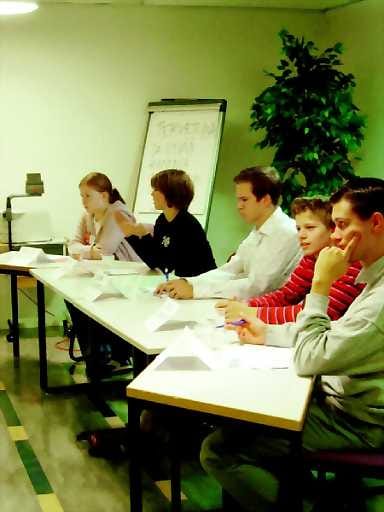 Panelistit. Silla Kakkola (vas.), Iina Heikkinen, Jouni Pitkänen, Juho Öhman ja Matti Honkala ajavat kunnallisvaaleissa nuorten asioita. Torstaina käydyssä vaalipaneelissa koko joukko vastusti Oulun keskuslukioajatusta.