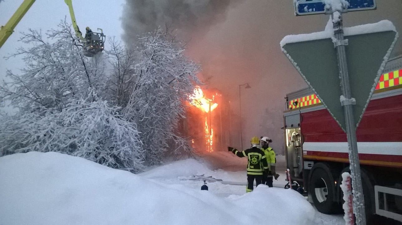 Tuomo Törmäsen ottamassa kuvassa näkyy, kuinka niin sanottu Lehon porvarin kauppakartano on ilmiliekeissä.