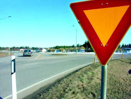 Vapaa valinta. Alavieskan Virin risteys on merkillinen jäänne menneiltä vuosikymmeniltä. Keskellä risteystä olevan rampin voi kiertää joko oikealta tai vasemmalta ainakin vielä. Kesälomiin mennessä risteys rakennetaan nykyvaatimusten mukaiseksi.