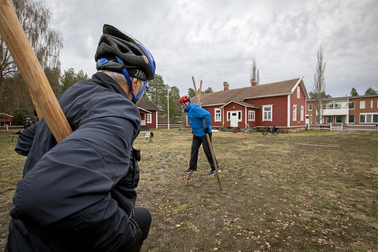 Eero Holma odottaa, kun Timo Still suorittaa osuutensa sauvakävelyssä. Kaksikko osallistui Amazing Kempele -pyöräilyyn.
