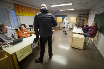 Höyhtyän äänestyspaikalla Oulussa ovi kävi tasaiseen tahtiin – ryysistä ei ollut mutta ei myöskään hiljaista hetkeä