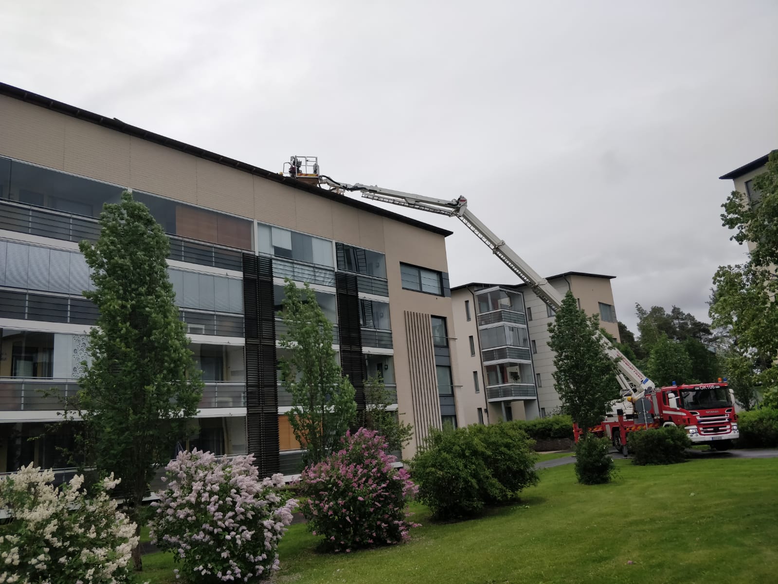 Intiössä katon suojausta myrskyn jälkeen