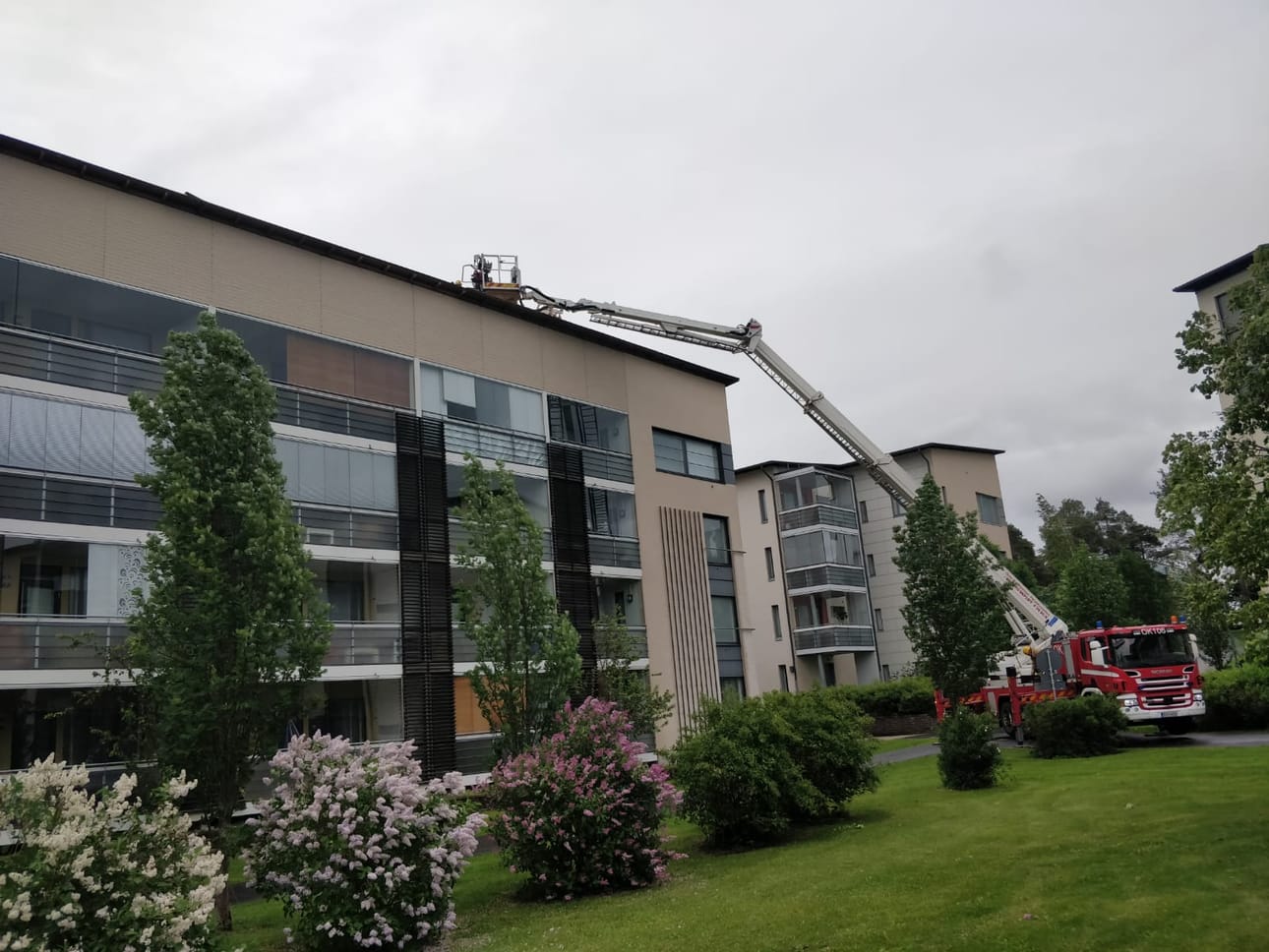 Intiössä katon suojausta myrskyn jälkeen