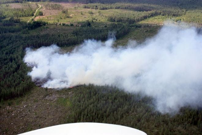 Palovalvontalentokoneen miehistö havaitsee maastopalot ilmasta jo kaukaa, kun savu paljastaa tulen päässeen irti. KUVA TARU RANTANEN