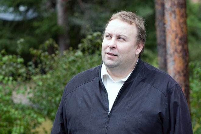 Tuomas Koivuniemi haluaa viettää enemmän aikaa oman perheen kuin järjestöharrastuksensa parissa. Viiden lapsen isänä hän tietää, että kotonakin on oma nuorisoseuransa. KUVA: JORMA HAVULA