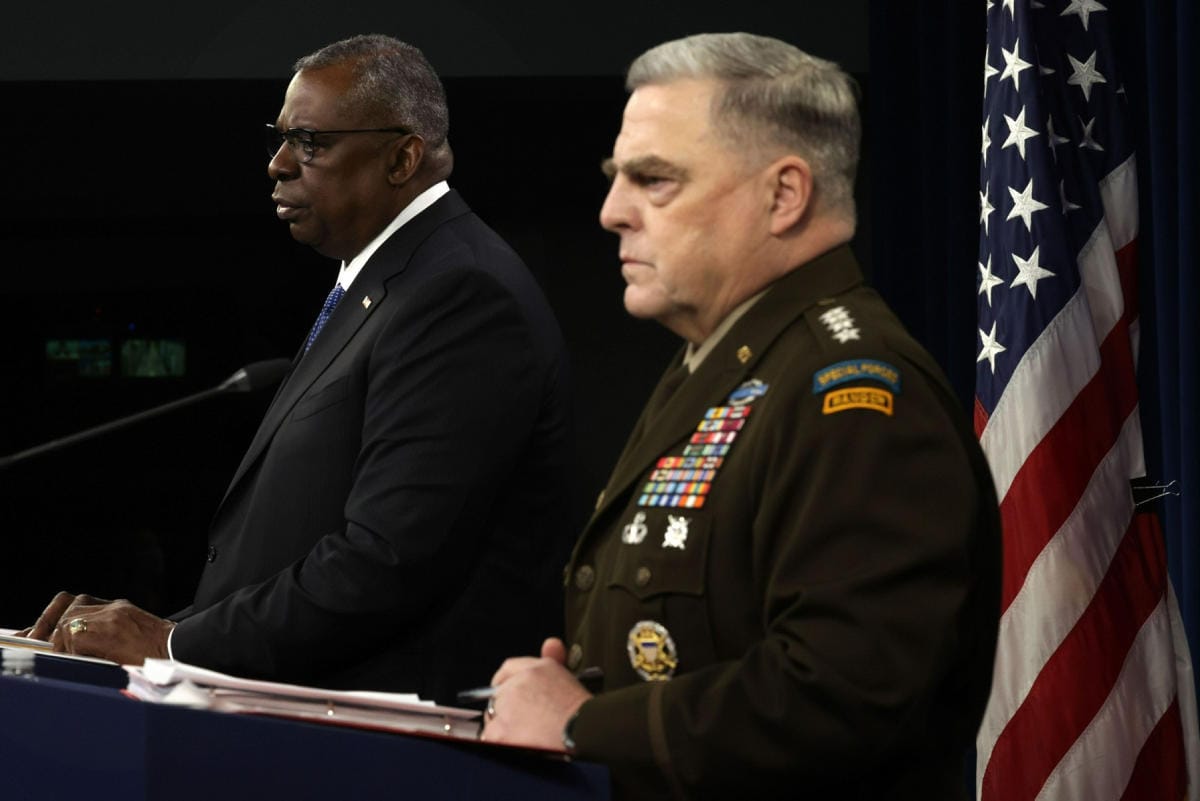 Puolustusministeri Lloyd Austin ja asevoimien komentaja Mark Milley sanoivat perjantaina, että Venäjä jatkaa yhä joukkojensa kohdentamista Ukrainaan. LEHTIKUVA/AFP