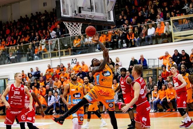 Väkivahva Kazembe Abif nostaa korin alta Karhu Basketille parit lisäpisteet. Yhteensä Abif sai aikaan 11 pistettä. KUVAT: JAAKKO ELENIUS