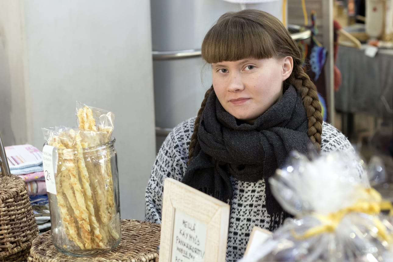Saaga Salonen kasvoi joulumyyjäisten maailmaan äitinsä Maaritin matkassa.