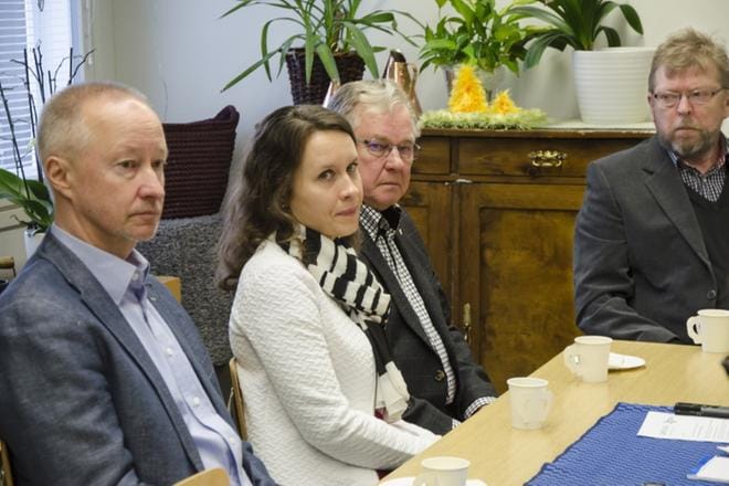 Lankavan ostopäällikkö Jyri Karppinen (vas.) ja hallituksen puheenjohtaja Jukka Haukkala (oik.) sekä Trading Antila Oy:n yrittäjät Petra Antila ja Ilpo Antila kertoivat aamulla liiketoimintakaupasta. Kuva: Juha Aho-Pynttäri