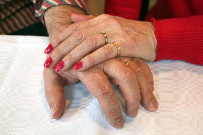 Omaishoitajien jaksamista ja tukea on vahvistettava, kirjoittajat korostavat. He kaipaavat muitakin tekoja kotona asumisen tukemiseksi ja perheiden arjen helpottamiseksi. KUVA: Tomi Olli