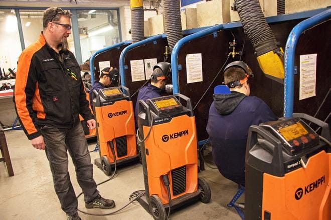 Perttu Aalto odottaa uuden koulutuksen metallialan aikuisopiskelijoita vuodenvaihteessa samoihin Suupohjan ammattioppilaitoksen tiloihin, joissa ammattikoulun nuoriso nyt suorittaa metallialan opintojaan. Vaikka kuvan opiskelijat opettelevat hitsausta, metallialan töitä tehdään myös yhä enemmän tietokoneen ääressä. KUVA: AUNE WARONEN