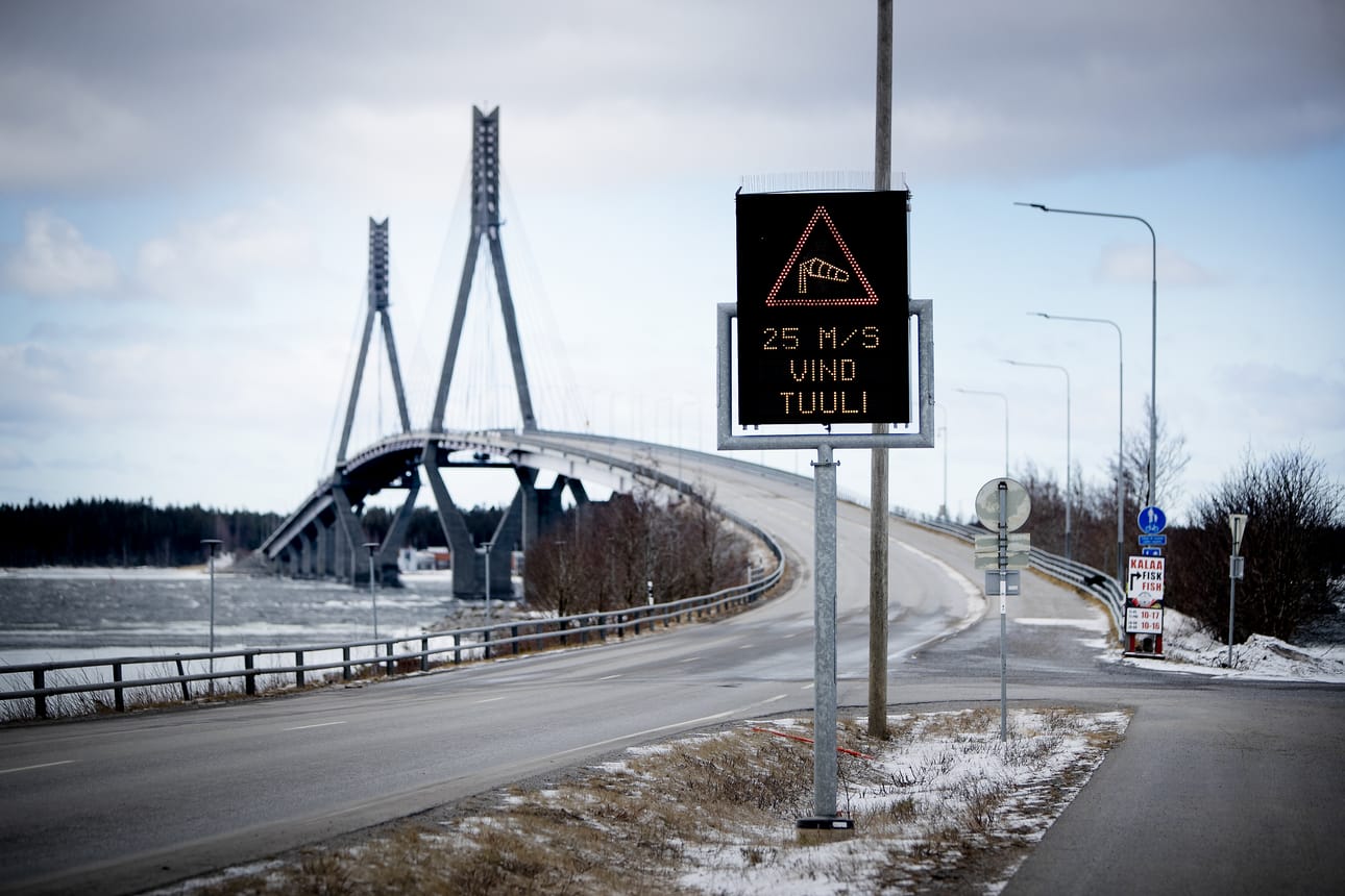 Varoitusmerkki kertoi myrskytuulen voimakkuudella puhaltavista puuskista Raippaluodon sillalla Mustasaaressa.