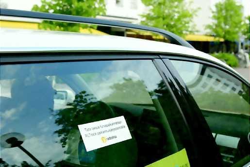 Turvatakuu. Tarra kertoo asiakkaalle, että taksi on paikannusjärjestelmän piirissä. Jo pelkän tarran uskotaan lisäävän taksin turvallisuutta.