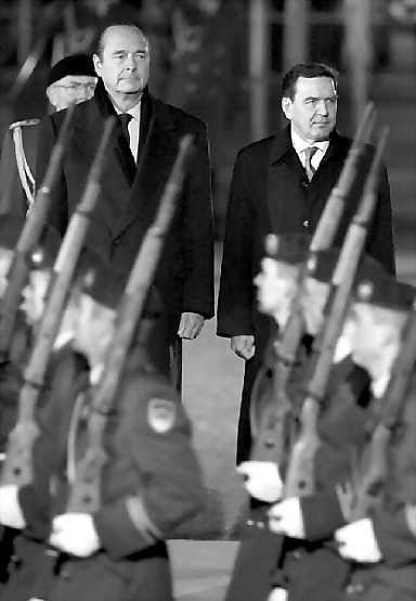 Jacques Chirac ja Gerhard Schröder ovat tiivistämässä Ranskan ja Saksan yhteistyötä EU:ssa.