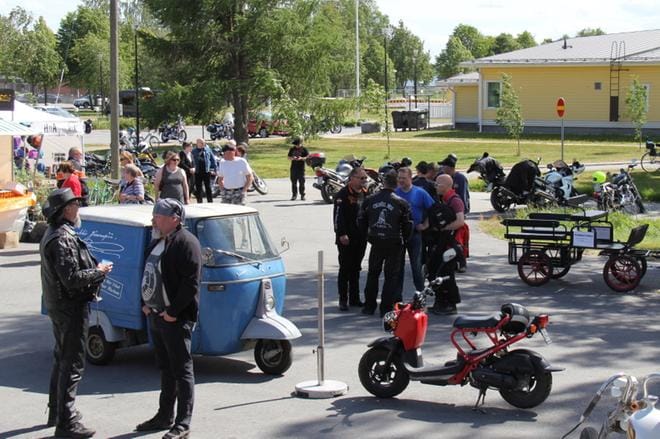 Viimevuotinen kesäkuun festivaali näkyi muun muassa Järvenpään puukkotehtaalla, jonne kurvasi sata moottoripyörää matkustajineen. ARKISTOKUVA: MIA KÄRKKÄINEN