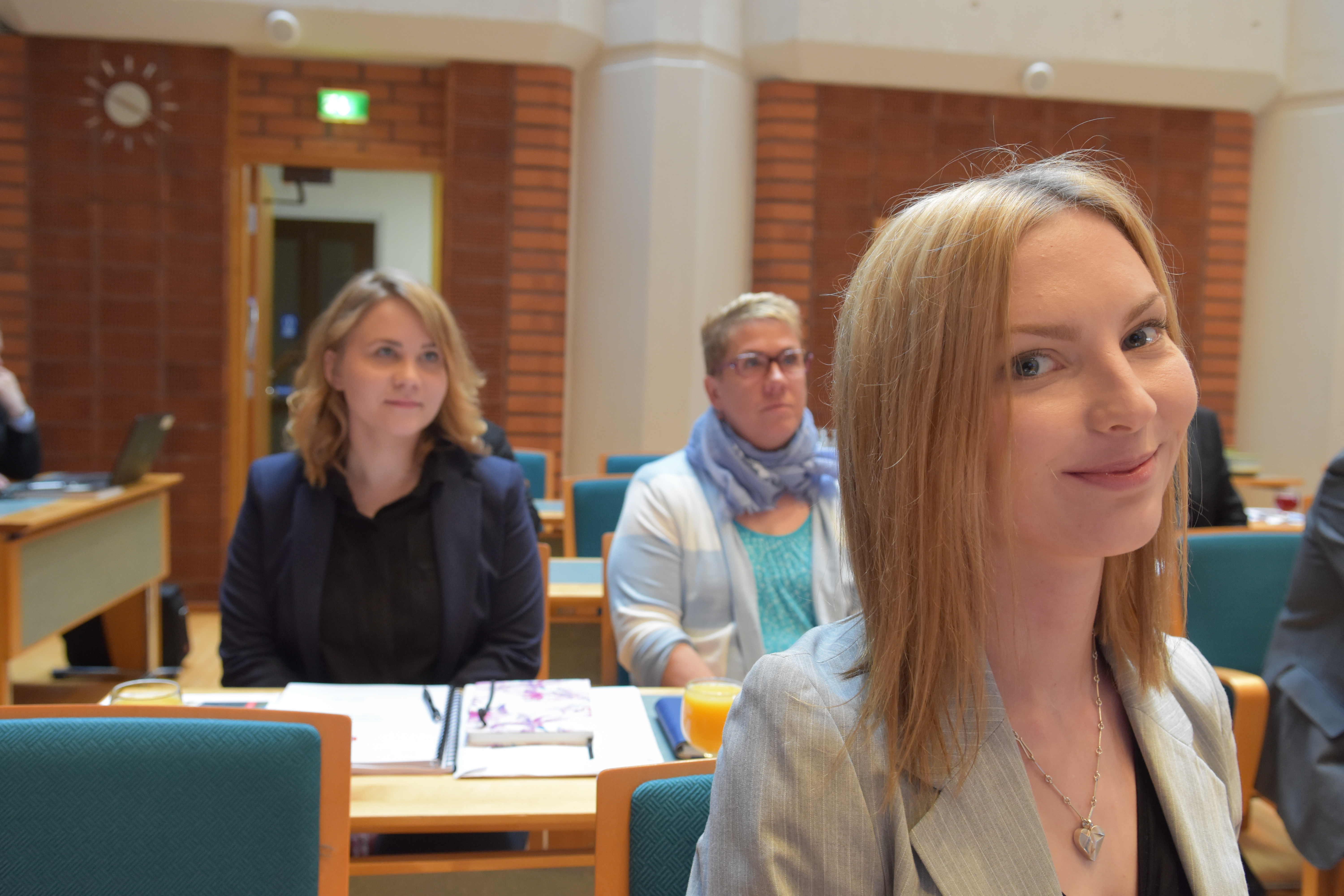 Uusia vihreitä. Marjo Kämäräinen (edessä), Mika Flöjtiä tuurannut Raisa Kuusisto ja Helena Karjalainen olivat ensi kertaa valtuustossa.