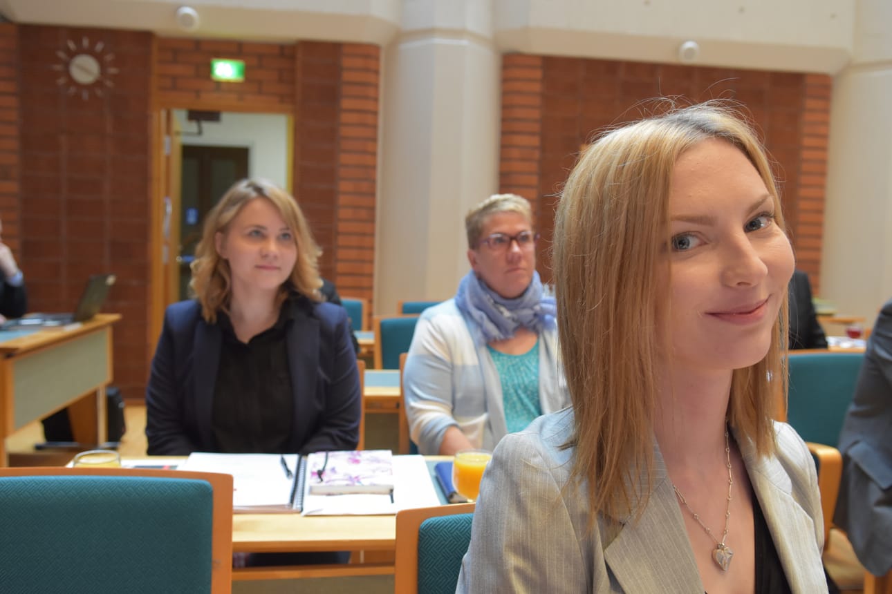 Uusia vihreitä. Marjo Kämäräinen (edessä), Mika Flöjtiä tuurannut Raisa Kuusisto ja Helena Karjalainen olivat ensi kertaa valtuustossa.