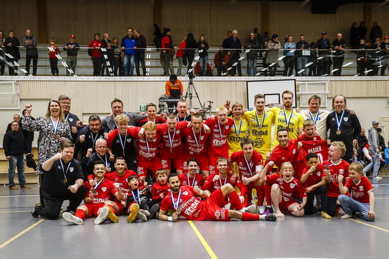 FC Kemi pääsi tuulettelemaan riemukkaissa tunnelmissa SM-pronssimitaleita kotiareenallaan.