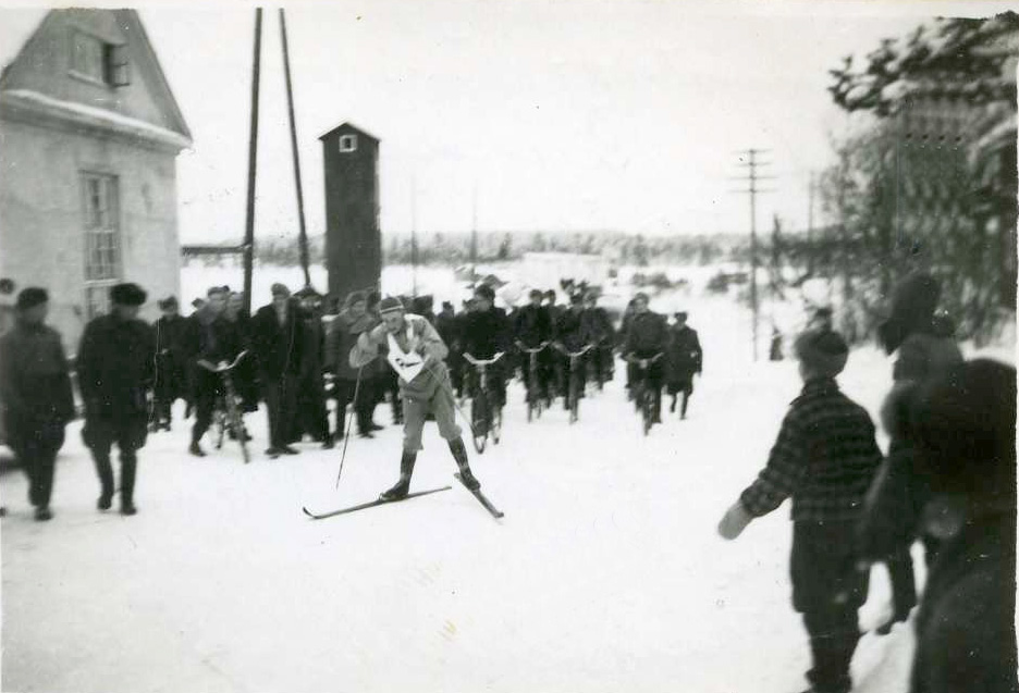 Rantsilan Raikkaan Väinö Porkkaa oli Rantsilan meijerin mäessä vastassa kannustusjoukot, kun hän saapui vuoden 1953 maakuntaviestissä kirkolle. Takana oli 27 kilometrin hiihto-osuus Paavolasta.  Väinö Porkan albumi