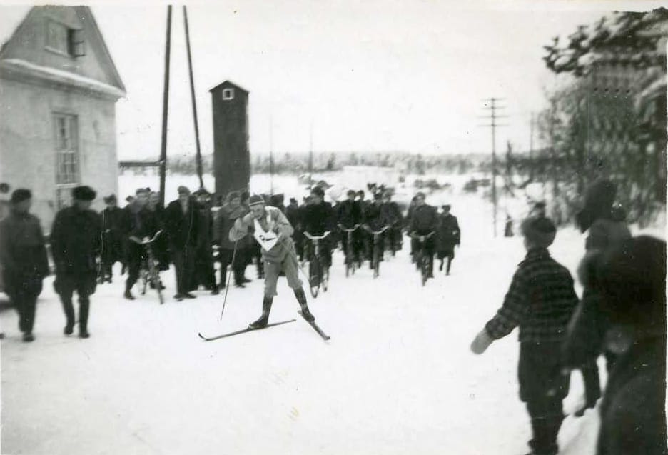 Rantsilan Raikkaan Väinö Porkkaa oli Rantsilan meijerin mäessä vastassa kannustusjoukot, kun hän saapui vuoden 1953 maakuntaviestissä kirkolle. Takana oli 27 kilometrin hiihto-osuus Paavolasta. Väinö Porkan albumi