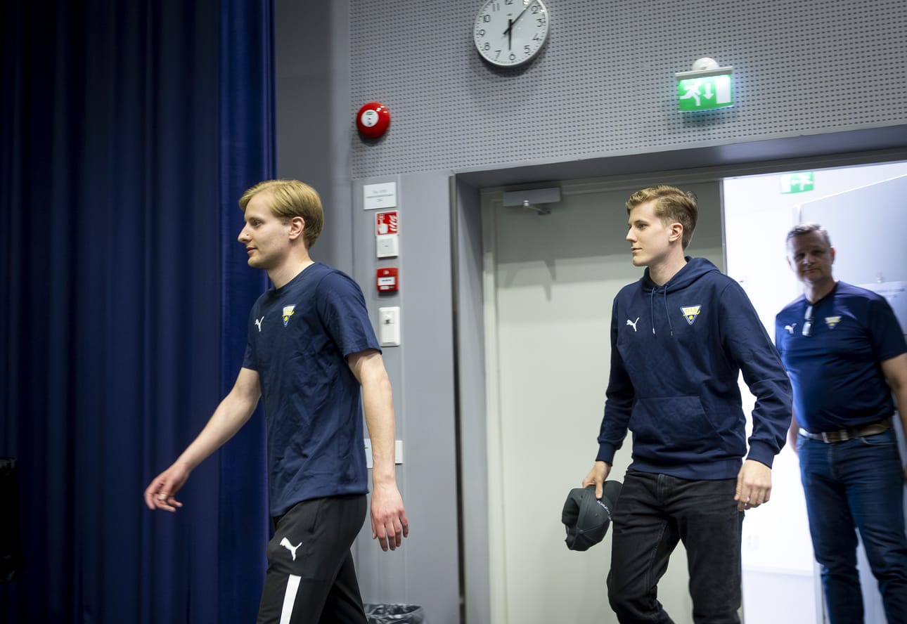 OLS esitteli torstaina tiedotustilaisuudessaan kaksi A-luokan paluumuuttajaa, kun Valte Karvonen (vas.) ja Luukas Hyvärinen vetävät ensi kaudella ylleen sinikeltaisen peliasun.
