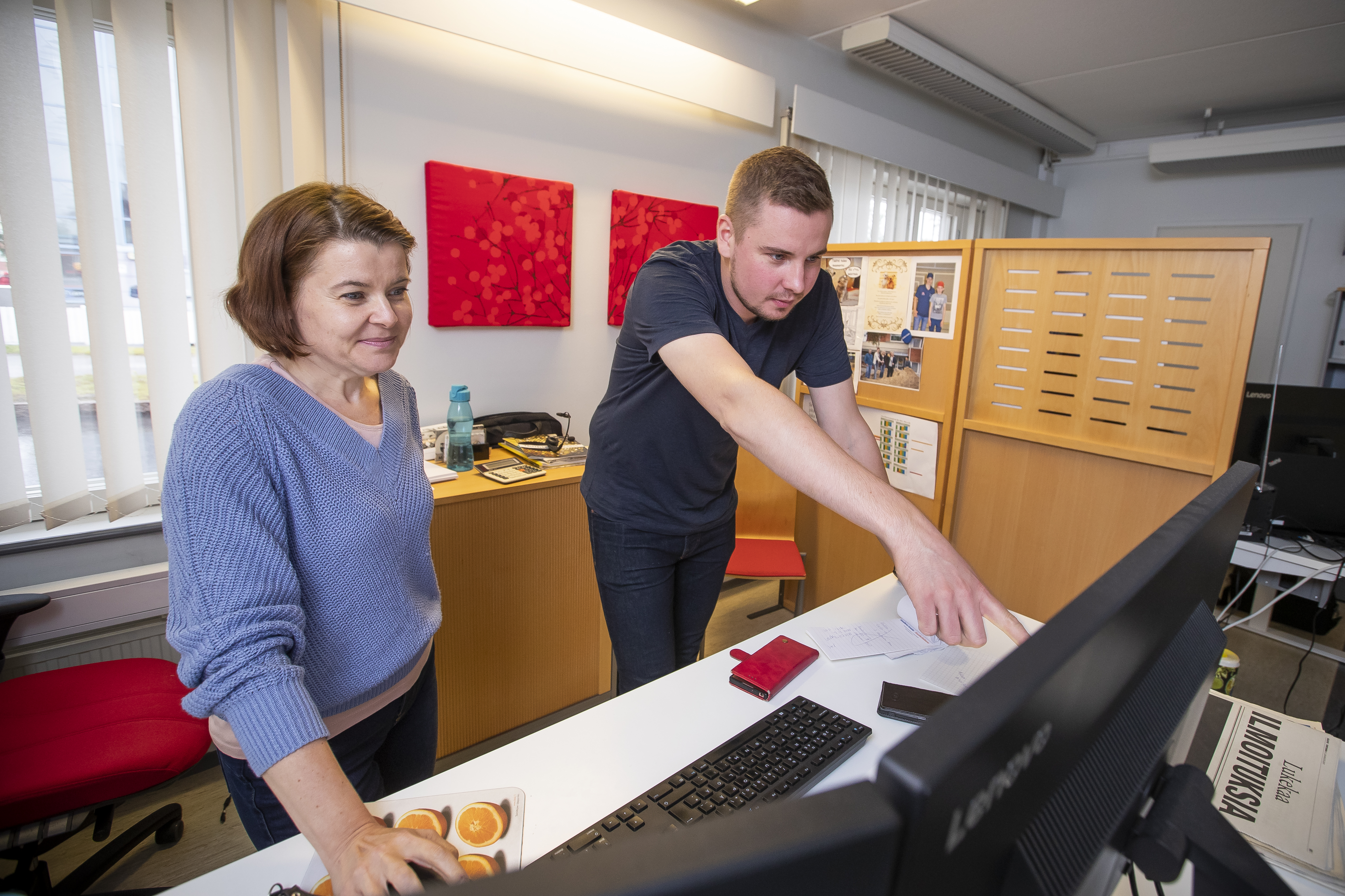 Anne Luovi ja Jaakko Remahl myyvät ilmoitustilaa Raahen Setuun ja muihin Kaleva Median lehtiin.
