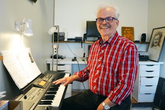 Leo Jeulosella on kotonaan Tuurissa myös pieni studio, jossa hän laulaa ja soittaa pianoa. KUVA: MIINA HAKALA
