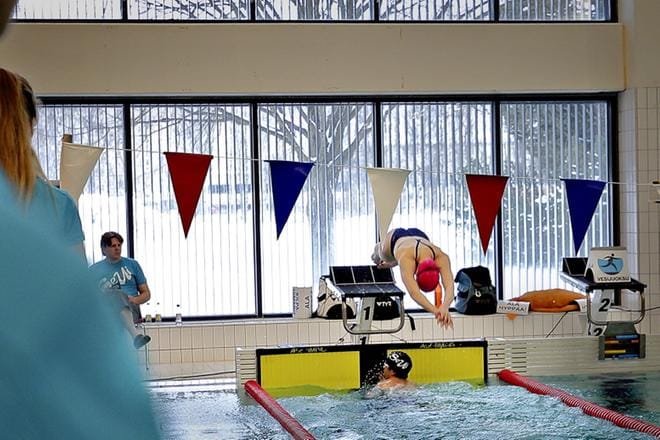 Elmeri Aho on päättänyt oman osuutensa, on Kiira Kangasniemen hypätä seuraavaksi altaaseen. Vuorokauden kestänyt viestiuinti oli rytmitetty 10–25 minuutin mittaisiin osuuksiin. KUVAT: HEIKKI HAKANEN