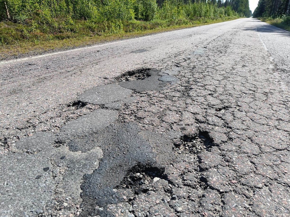 Tie luokitellaan huonokuntoiseksi, kun siinä olevien mitattujen vaurioiden määrä ylittää raja-arvon tai tiessä olevan uran syvyys ylittää raja-arvon. Arkistokuva.