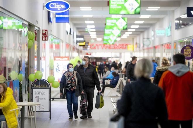 Onneksi Seinäjoen Ideaparkin ruuhkassa ollut koronatartunnan saanut asiakas käytti maksia. ARKISTOKUVA: JAAKKO ELENIUS