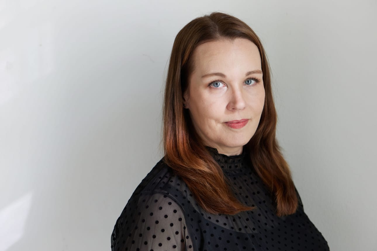 Laihialta kotoisin oleva Johanna Annola (s.1976) on filosofian tohtori ja historiantutkija, joka kirjoittaa perheistä, yhteiskunnallisesta liikkuvuudesta ja syrjäytymisestä 1800-luvun Suomessa.