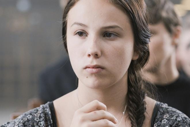 Steffi (Enja Vilhunen) perii yllättäen kuolleen ystävänsä Julian päiväkirjan ja päättää osallistua teatterileirille. Siellä harjoitellaan Willian Shakespearen Romeota ja Juliaa. KUVA: Yle Kuvapalvelu