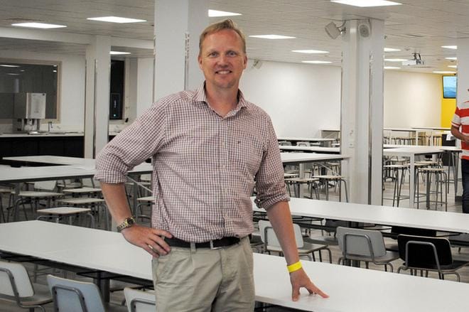 Koulujen alku ja mahdollinen etäopetuksen järjestäminen herättää kysymyksiä sivistysjohtaja Antti Takalassa. KUVA: EEVA-LIISA KULJU