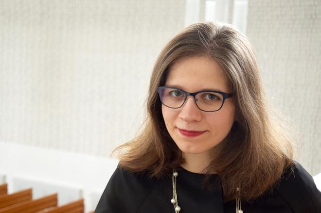 Irina Niskala aloitti musiikkiopintonsa pianistina kuuden vuoden iässä. Urkuopinnot alkoivat kymmenen vuoden kuluttua vapaavalintaisena sivuaineena Pietarin Musorgskin musiikkiopistolla Anna Kalinkinan johdolla, mistä hän valmistui vuonna 2012 pääaineenaan musiikin teoria.Vuodesta 2013 lähtien hän on opiskellut urkujensoittoa Sibelius-Akatemian solistiluokalla Markku Hietaharjun johdolla.