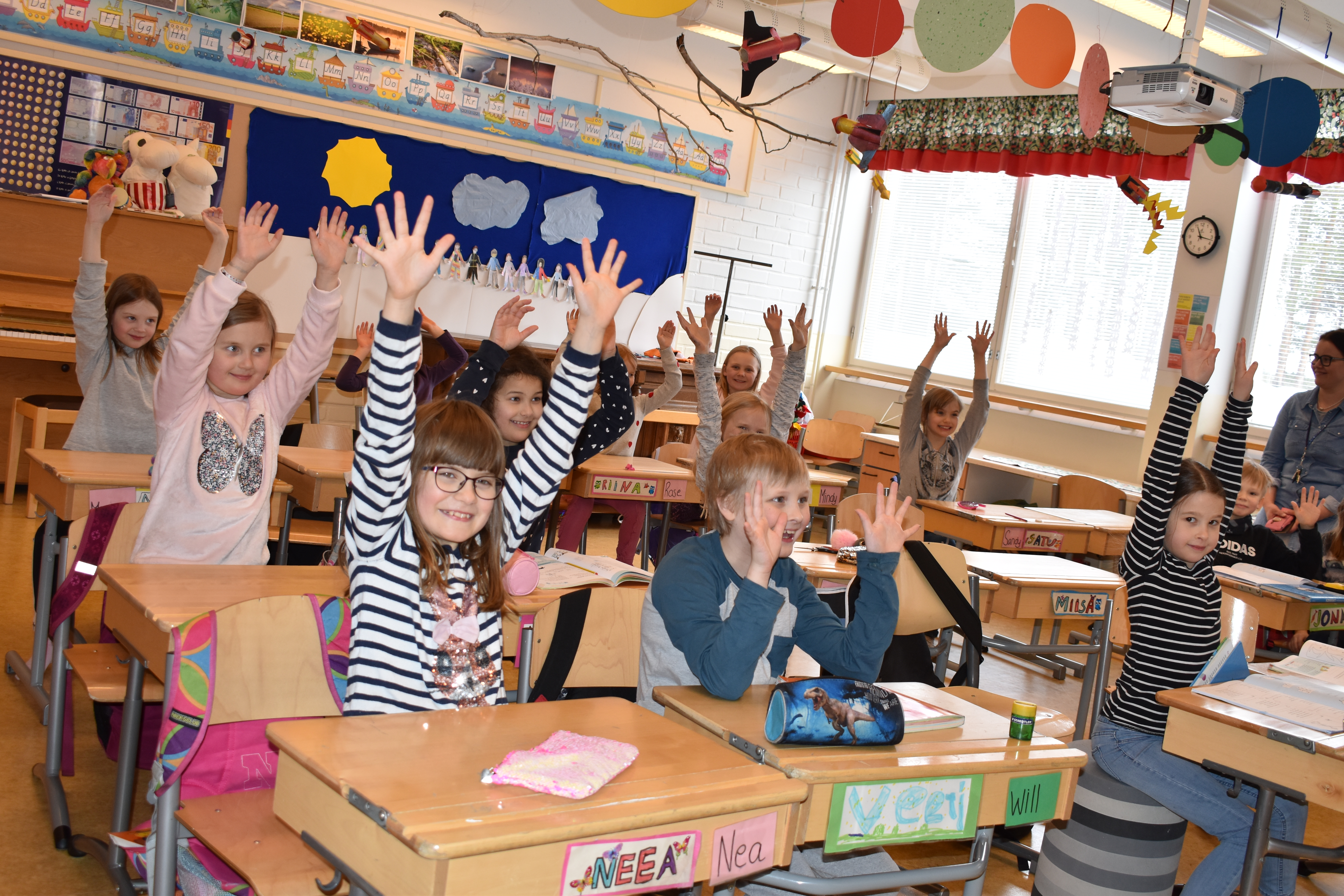 Näin kivaa meillä oli välitunnilla, Nilonkankaan koulun 2A-luokan oppilaat näyttivät keskiviikkona oppitunnin aluksi. Nykyisenlaiset perinteiset luokkahuoneet saavat uudessa koulussa rinnalleen muokattavia oppimisympäristöjä.