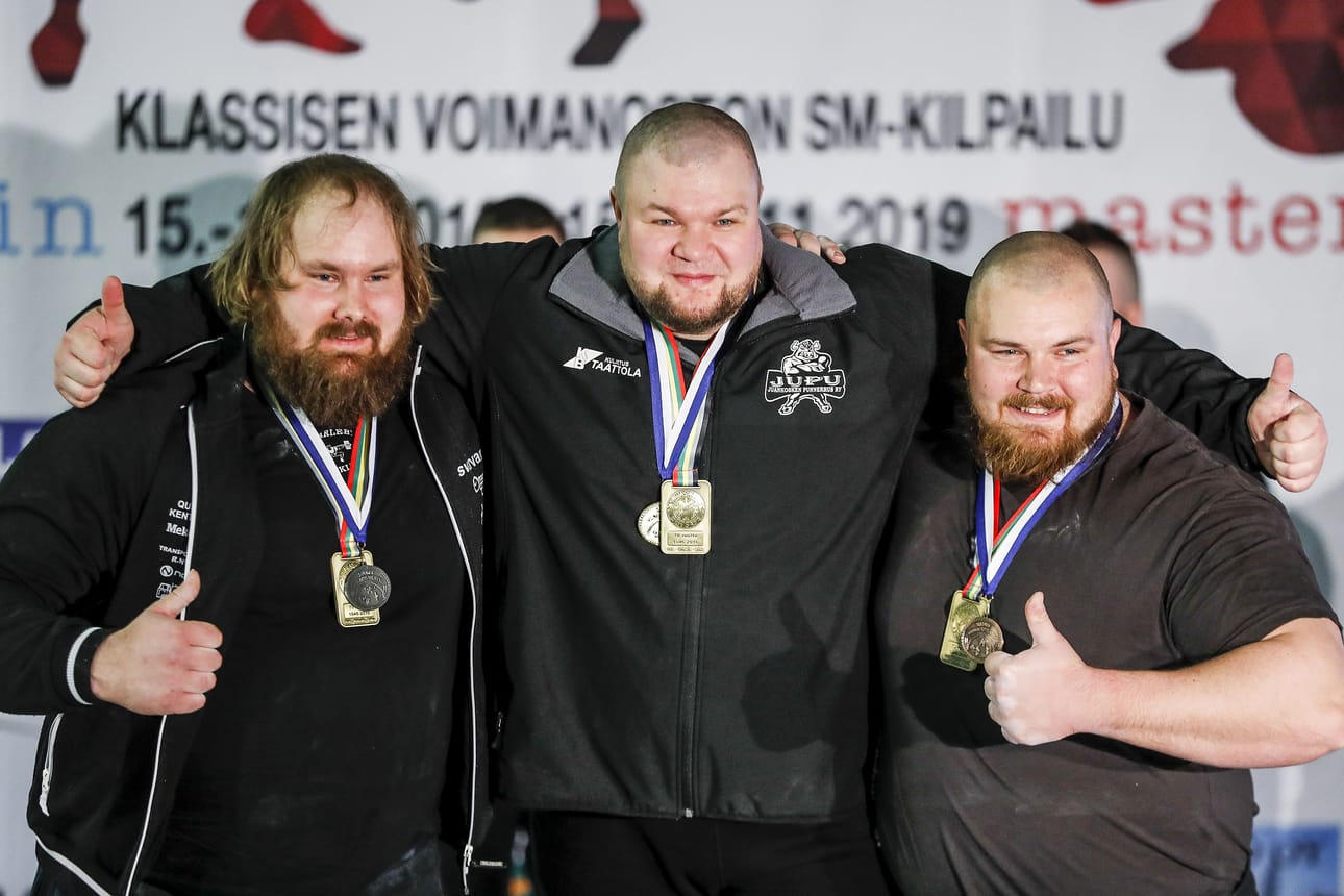 Robert Kleisner, Jari Saario ja Jari Paajanen nousivat mitalipallille miesten superraskaassa sarjassa.