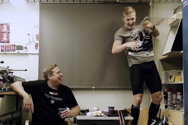 Sport-huoltaja Jarno Kososen (vas.) pelipäivä alkoi rennoissa merkeissä hyökkääjä Tomi Körkön seurassa.