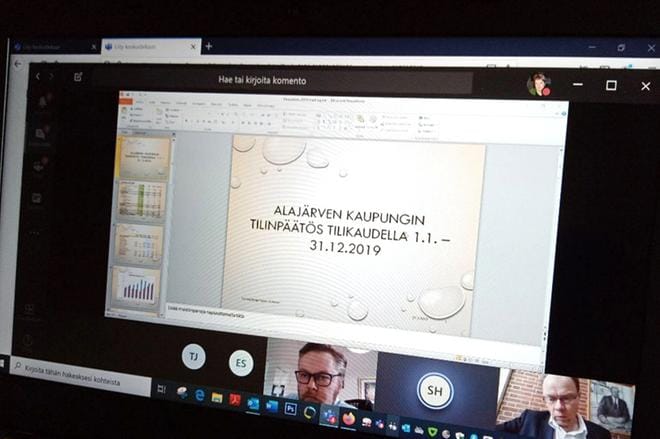 Tilinpäätöksestä tiedotettiin Teamsin välityksellä. Valtuuston puheenjohtaja Antti Joensuu osallistui kotoaan, kaupunginjohtaja Vesa Koivunen kaupungintalolta.