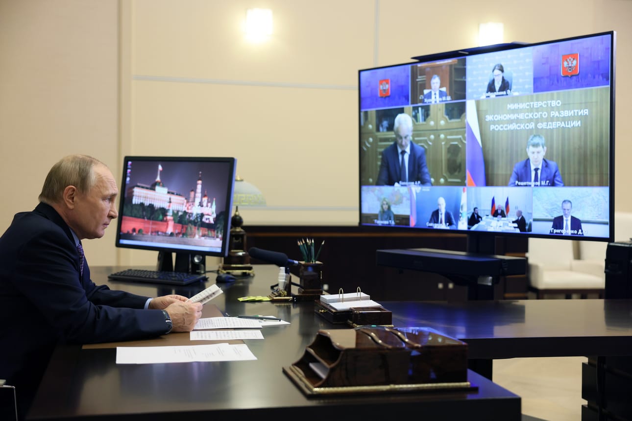 Venäjän johtajan Vladimir Putinin arvellaan olevan aiempaa pienemmän ja suljetumman sisäpiirin neuvojen varassa. Putin johtamassa talousasioiden neuvonpitoa valtiollisesta residenssistään Novo-Ogarjovossa Moskovan ulkopuolella 6. lokakuuta.